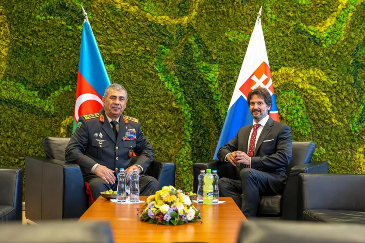Azərbaycan müdafiə naziri Slovakiyaya rəsmi səfər edib