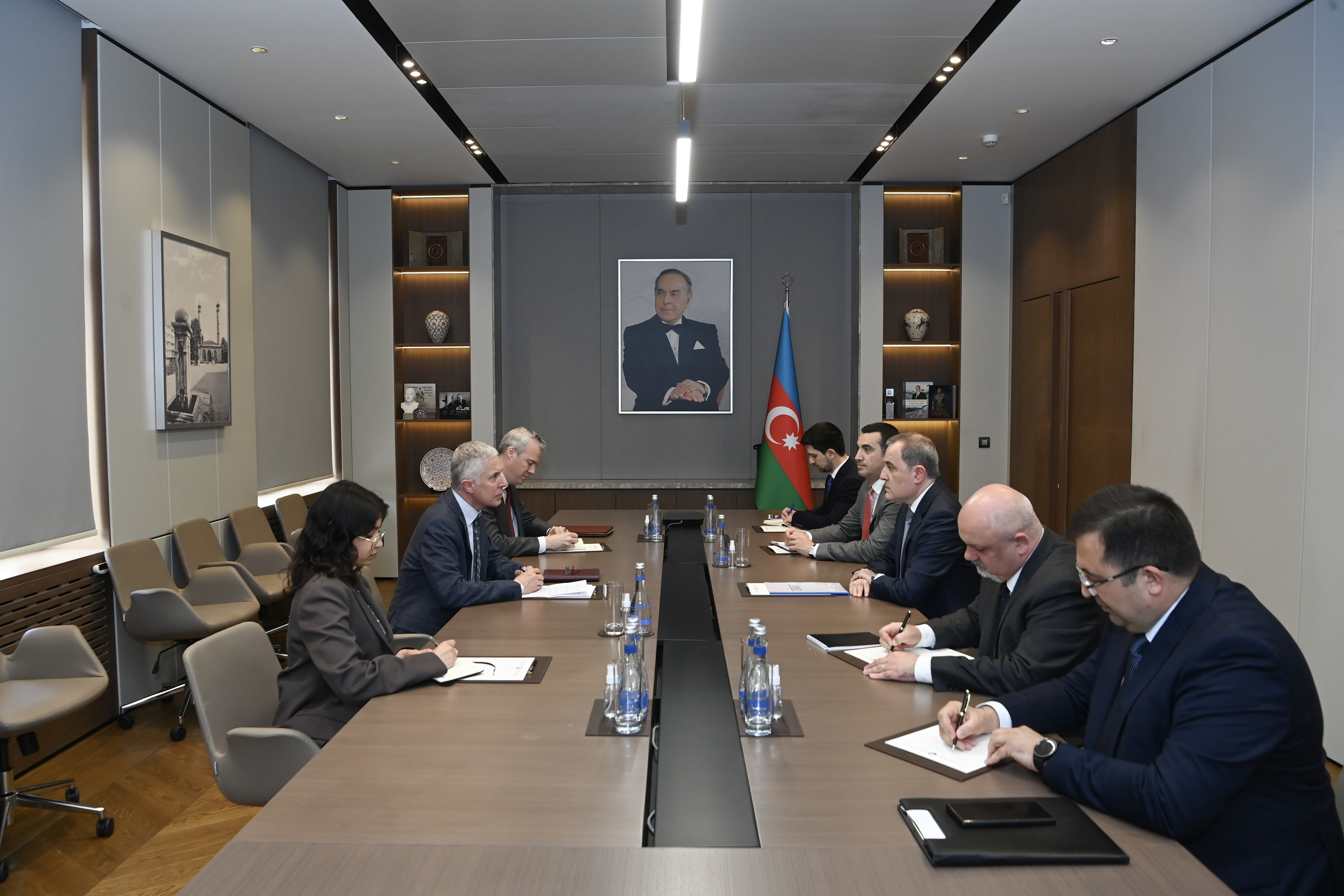 Ceyhun Bayramov diplomatik fəaliyyəti başa çatan Britaniya səfiri ilə görüşüb