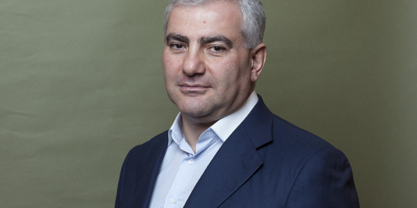 Karapetyan məhkəmədən mikroavtobusla aparılıb