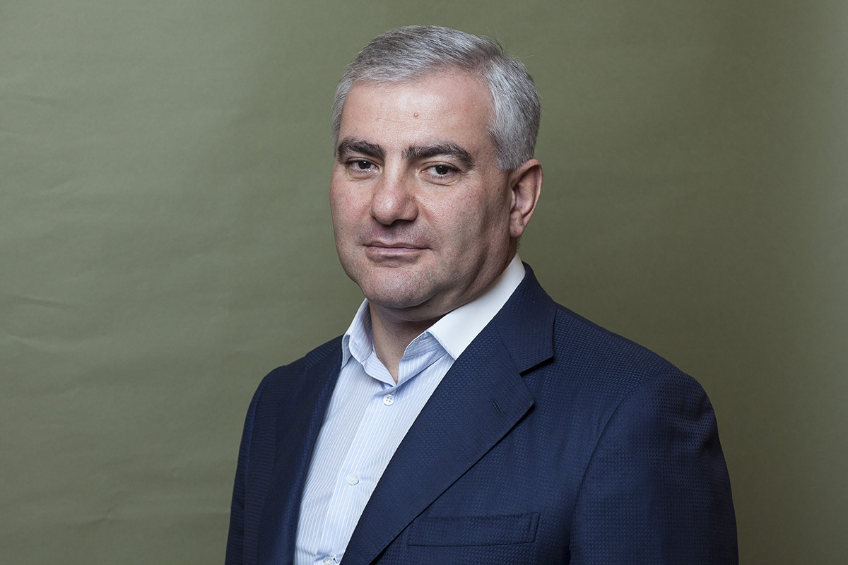 Karapetyan məhkəmədən mikroavtobusla aparılıb