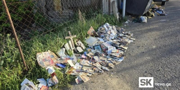 Axalsıxda erməni kilsəsindən çıxarılan ikonalar zibil qutusu yanında tapılıb