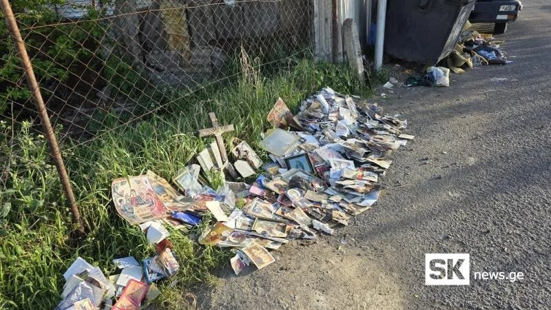 Axalsıxda erməni kilsəsindən çıxarılan ikonalar zibil qutusu yanında tapılıb