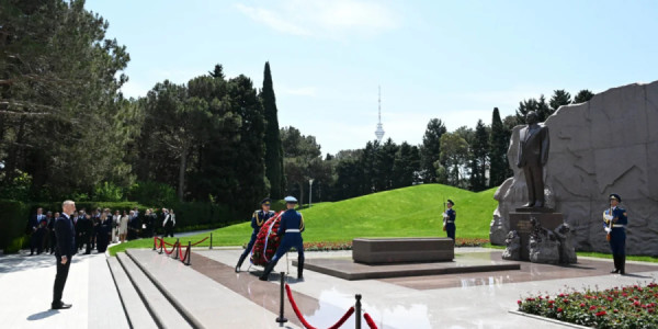 Slovakiya nümayəndə heyəti Ulu Öndər Heydər Əliyevin məzarını ziyarət edib