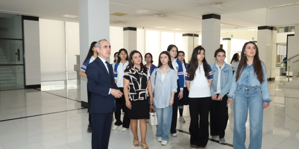 Respublika liseyinin şagirdləri Mərkəzi Elmi Kitabxanada olublar