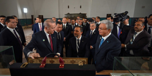 Ərdoğan Yasəvi məqbərəsinə əlyazma Quran hədiyyə edib