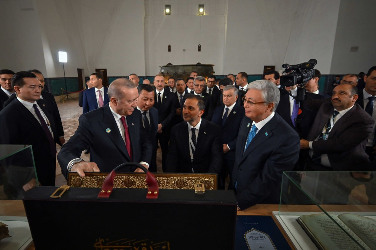 Ərdoğan Yasəvi məqbərəsinə əlyazma Quran hədiyyə edib