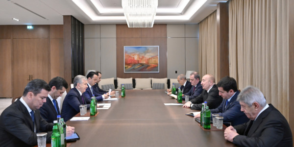 Prezident İlham Əliyev Özbəkistan Prezidenti Şavkat Mirziyoyevlə görüşüb