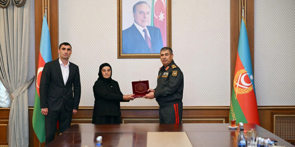 Zakir Həsənov Milli qəhrəmanların ailələlərinə medallar təqdim edib