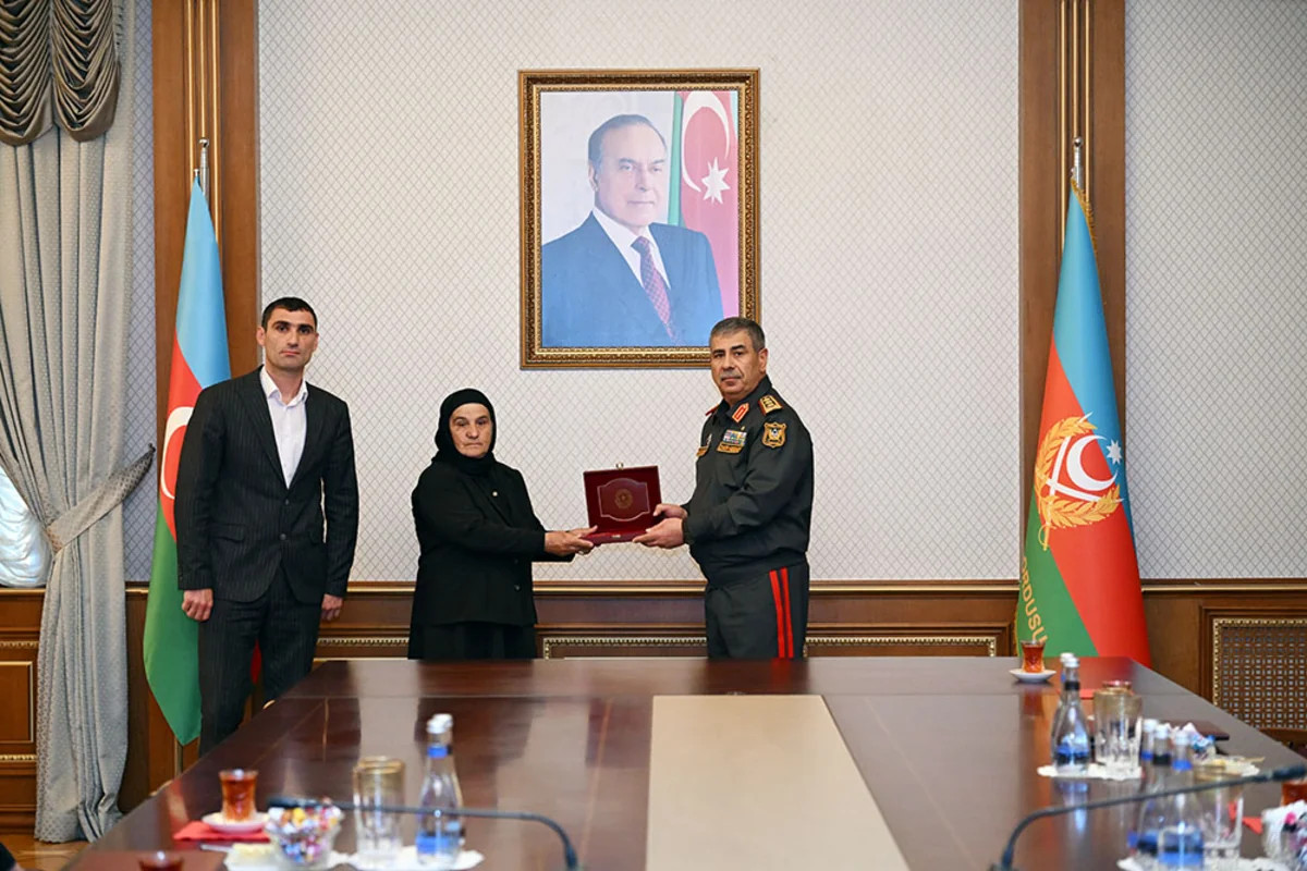 Zakir Həsənov Milli qəhrəmanların ailələlərinə medallar təqdim edib