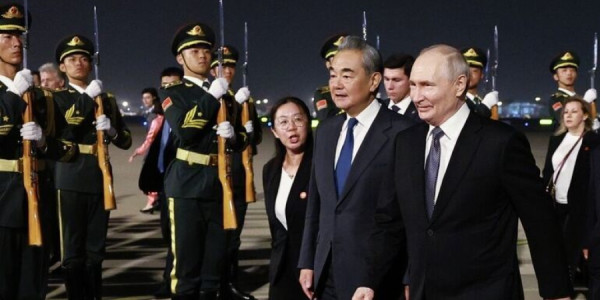 Putin Pekində hörmətli qonaq kimi qarşılanıb