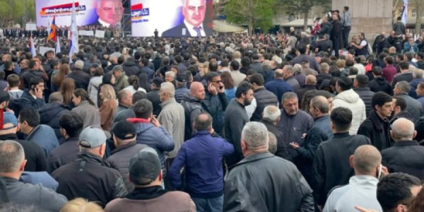 Rusiyalı diplomat Ermənistanda kəşfiyyat fəaliyyəti ilə məşğuldur?