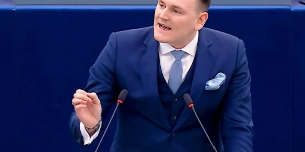 Tomaş Azərbaycanla bağlı əməkdaşlığın dayandırılmasını tənqid edib