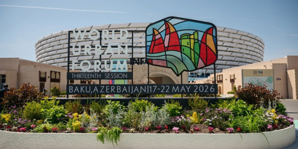 WUF13-ün keçirildiyi BOS-da BMT və Azərbaycan bayraqlarının endirilməsi mərasimi keçirilib