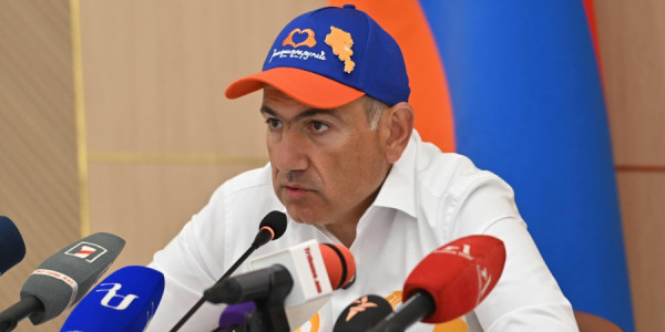 Kreml Paşinyanın Aİİ sammitində iştirakını gözləyir