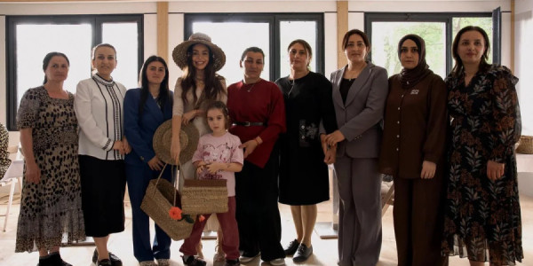 Leyla Əliyeva Masallıda həsirçiliklə məşğul olan qadınlarla görüşüb