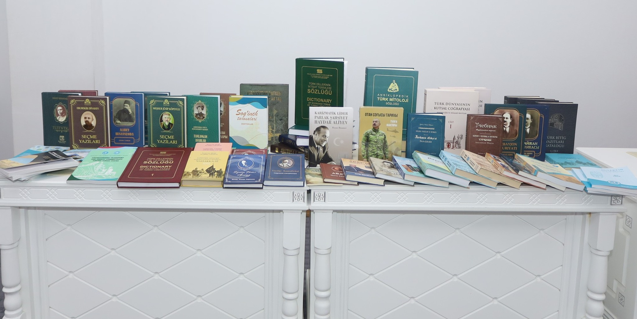 Türk Akademiyası tərəfindən MEK-ə dəyərli nəşrlər hədiyyə edilib
