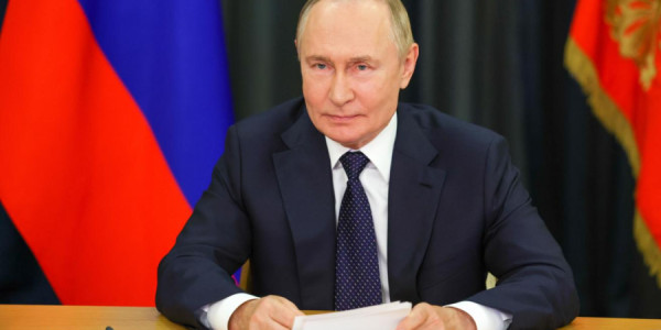 Putin Tokayevi “yaxın dost” adlandırıb