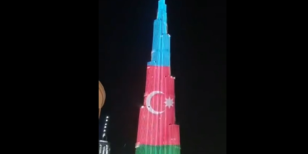 Bürc Xəlifə Azərbaycan bayrağının rəngləri ilə işıqlandırılıb
