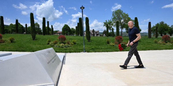 İlham Əliyev Xankəndidə Zəfər tağının önünə gül dəstələri düzüb