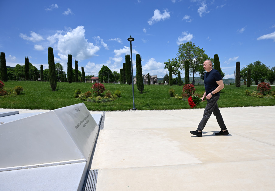 İlham Əliyev Xankəndidə Zəfər tağının önünə gül dəstələri düzüb
