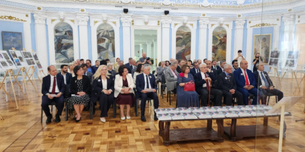 Rumın dilinə tərcümə olunmuş “Heydər Əliyev. Həyatının 100 anı” kitabının təqdimatı olub
