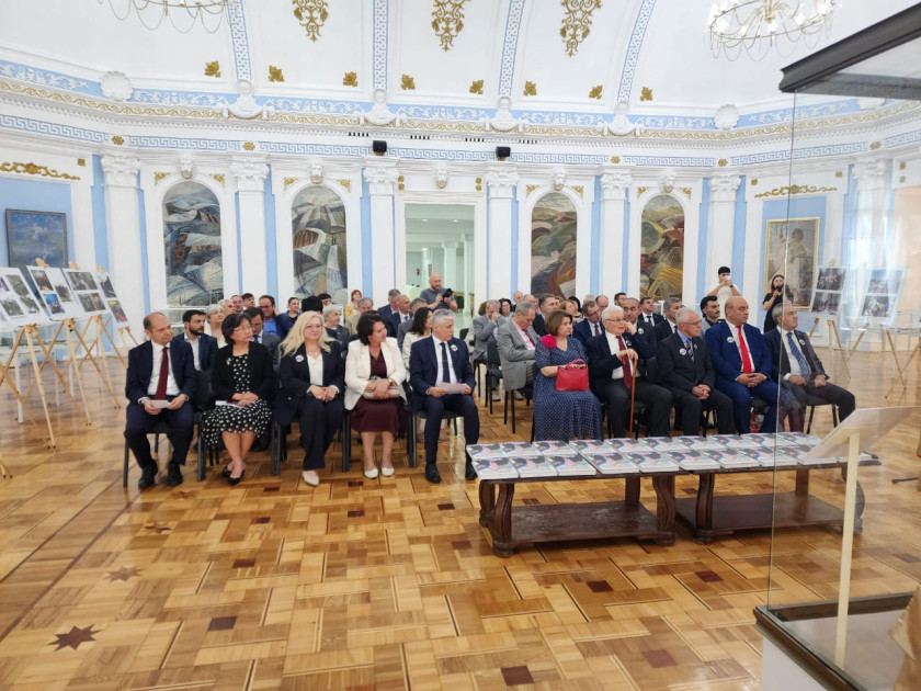 Rumın dilinə tərcümə olunmuş “Heydər Əliyev. Həyatının 100 anı” kitabının təqdimatı olub