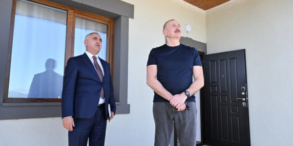 İlham Əliyev Xocalıda hərbi qulluqçular üçün nəzərdə tutulan fərdi evlərdə yaradılmış şəraitlə tanış olub
