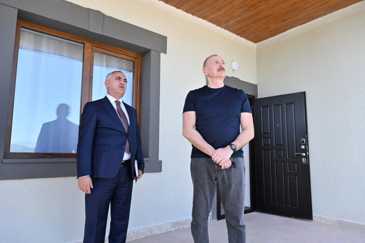 İlham Əliyev Xocalıda hərbi qulluqçular üçün nəzərdə tutulan fərdi evlərdə yaradılmış şəraitlə tanış olub