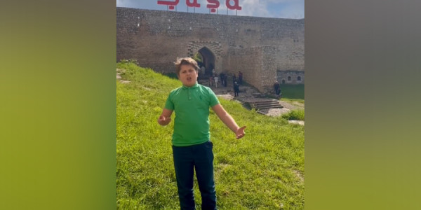 Moldovanın Azərbaycandakı səfirinin oğlu Şuşada “Şən Azərbaycan” mahnısını ifa edib.