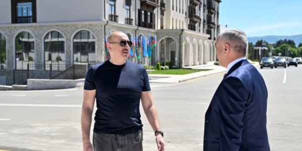 İlham Əliyev Xankəndidə əsaslı şəkildə yenidən qurulmuş Mədəniyyət Mərkəzinin açılışında iştirak edib
