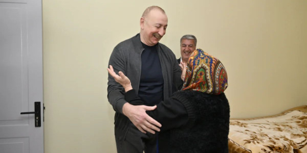 İlham Əliyev Şuşanın Böyük Qaladərəsi kəndində görülən işlərlə tanış olub, sakinlərlə görüşüb