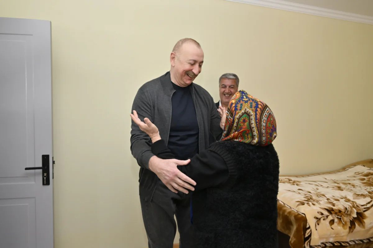 İlham Əliyev Şuşanın Böyük Qaladərəsi kəndində görülən işlərlə tanış olub, sakinlərlə görüşüb