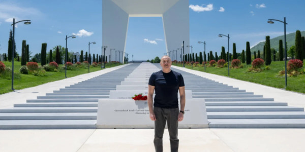 İlham Əliyev Xankəndidə Zəfər tağının önünə gül dəstələri düzüb
