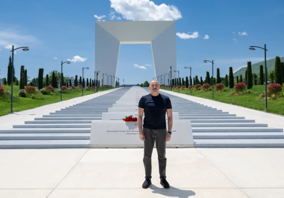 İlham Əliyev Xankəndidə Zəfər tağının önünə gül dəstələri düzüb