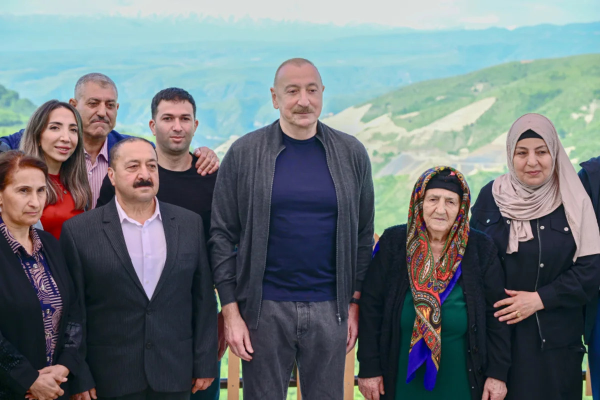 İlham Əliyevin sosial media hesablarında Böyük Qaladərəsi kəndindəki sakinlərlə görüşü barədə paylaşım edilib