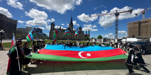 Ottavada Azərbaycan bayrağı dalğalandırılıb