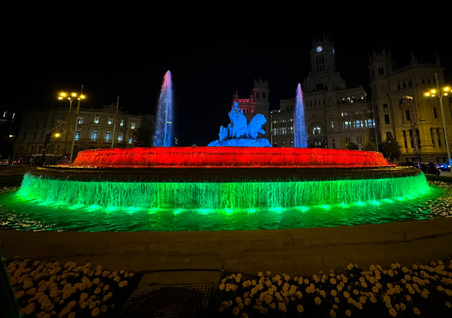 Madridin məşhur “Cibeles” fəvvarəsi yenidən Azərbaycan bayrağının rəngləri ilə işıqlandırılıb