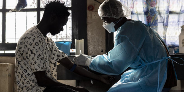 Ebola  görünməmiş sürətlə yayılır