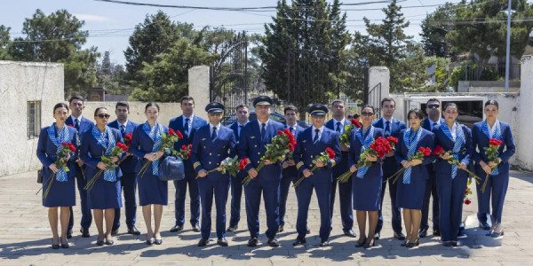 AZAL heyəti Milli Qəhrəman Hökumə Əliyevanın məzarını ziyarət edib