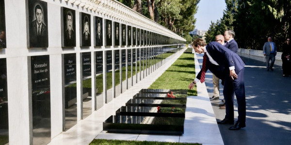 ABŞ dövlət katibinin köməkçisi Bakıda Şəhidlər xiyabanını ziyarət edib