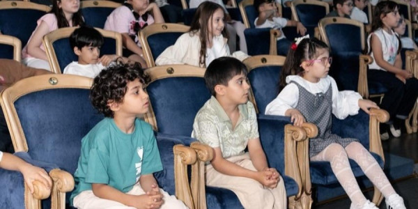 Alyona Əliyeva "Balaca Şahzadə" tamaşasından paylaşım edib