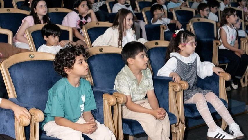 Alyona Əliyeva "Balaca Şahzadə" tamaşasından paylaşım edib