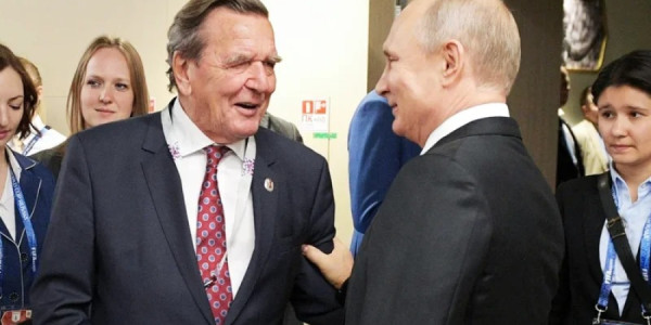 Putinin güvəndiyi alman siyasətçi Moskvada: diqqətlər bu səfərdə