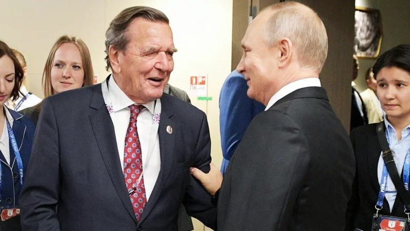 Putinin güvəndiyi alman siyasətçi Moskvada: diqqətlər bu səfərdə