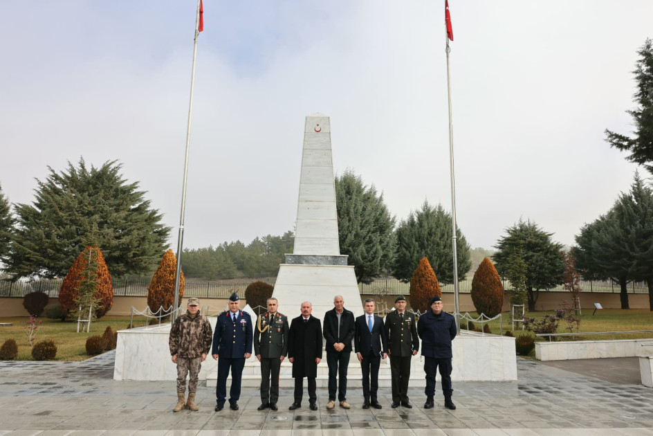 Zaur Zeynalov Türkiyədə C-130 qəzasında şəhid olan hərbçilərin ailələrini ziyarət edib
