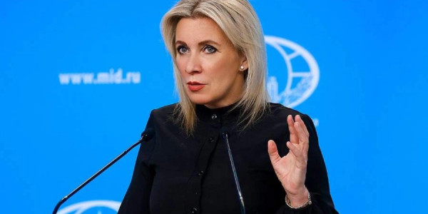 Zaxarova: İki stulda oturmaq mümkün deyil