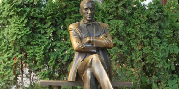 Kiyevdəki Andreevski nəslindəki Bulqakovun abidəsi sökülüb