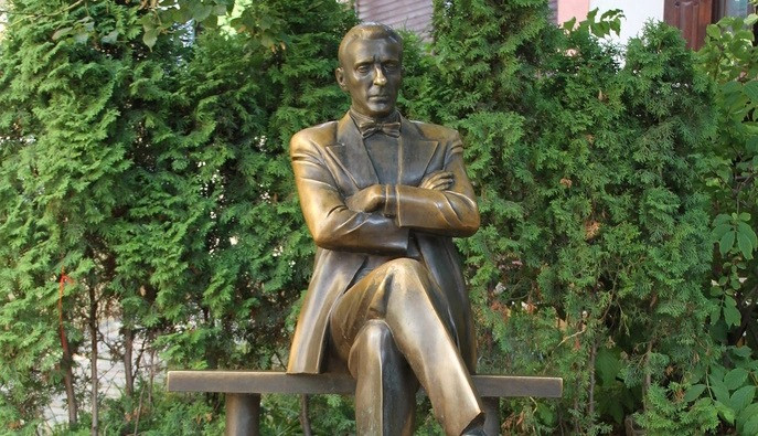 Kiyevdəki Andreevski nəslindəki Bulqakovun abidəsi sökülüb