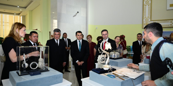 Türkmənistanda Azərbaycan Milli İncəsənət və Milli Xalça muzeylərinin xüsusi sərgisi nümayiş olunub