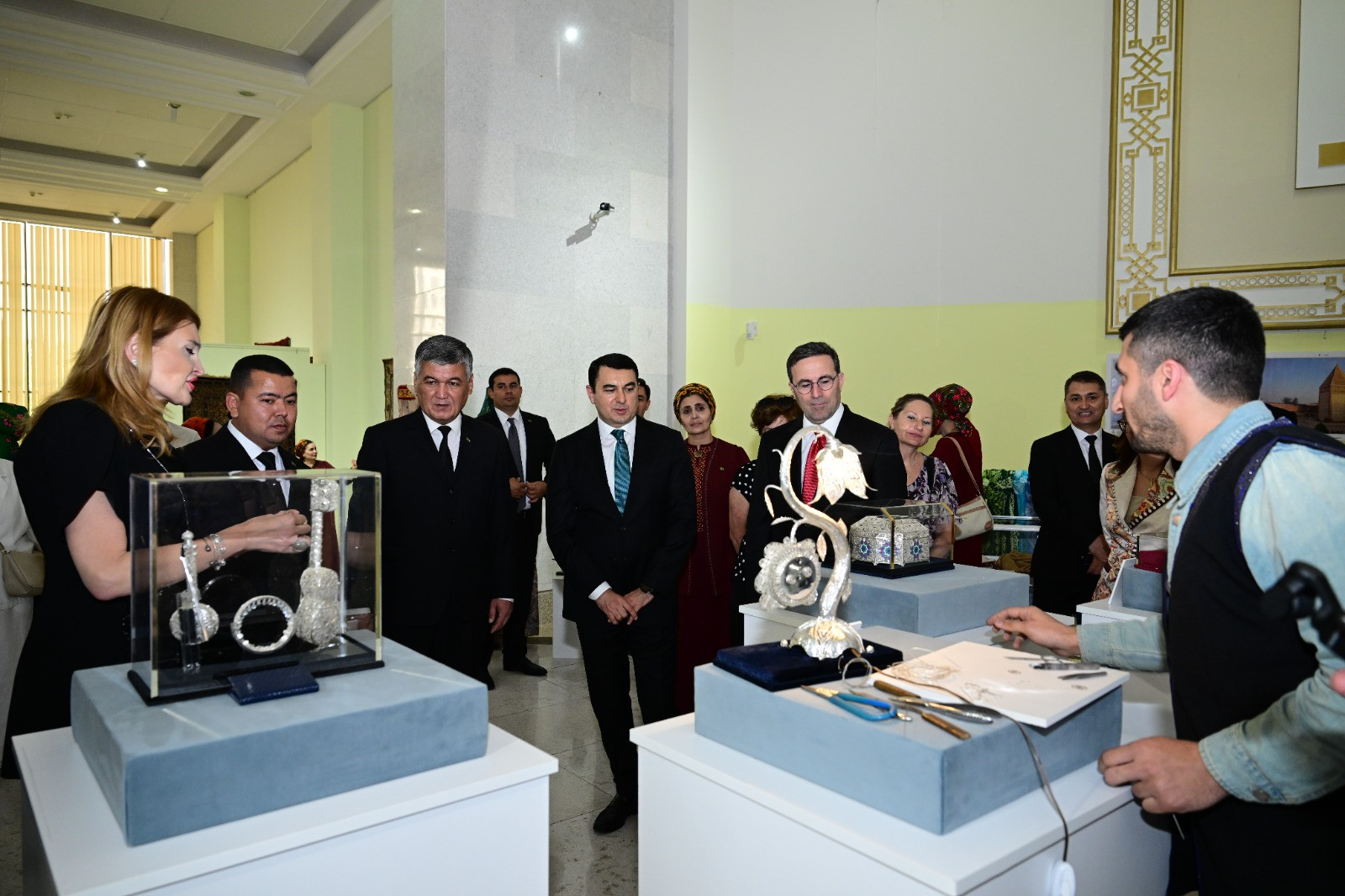 Türkmənistanda Azərbaycan Milli İncəsənət və Milli Xalça muzeylərinin xüsusi sərgisi nümayiş olunub
